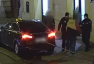 Мужчина с ножом не захотел платить за такси. Он попал в руки полиции Праги