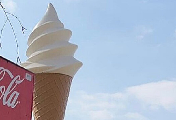 Разыскивается «мороженое» за 7 тысяч крон. В Пардубицком крае украли световую вывеску в форме рожка 
