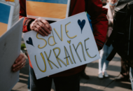 Помощь украинским беженцам одобряют 64% населения Чехии