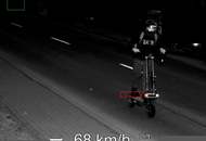 В Чехии водитель в спортивном костюме ехал на электросамокате со скоростью 68 км/ч