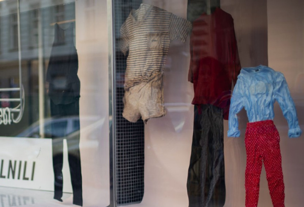 «Виновата не короткая юбка, а насильник». Выставка против обвинений жертв в Чехии
