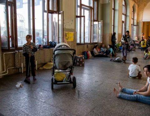 ФОТО: Снимки с ночного вокзала в Праге, где на полу спят беженцы