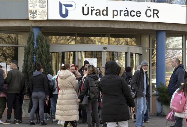 Чиновники в чешских отделениях службы занятости жалуются: пособия беженцам больше, чем наша зарплата