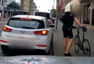 ВИДЕО: Велосипедист на глазах у чешской полиции неудачно врезался в авто