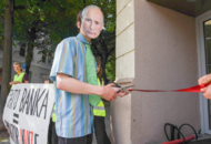 ВИДЕО: Фейковый газопровод и человек в маске Путина. Активисты осадили отделение Райффайзенбанка в Праге