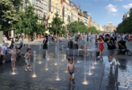 На Вацлаваке заработал фонтан, спасающий жителей и гостей столицы от жары