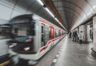 Мужчина попал под поезд метро в Праге. Он выжил, но получил тяжелые травмы ног