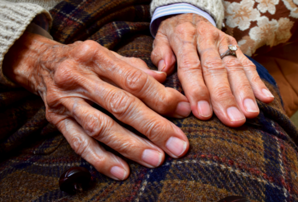 В Чехии сын судится с 82-летней матерью с деменцией за хищение денег