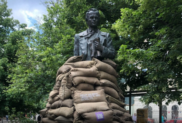 Памятник Тарасу Шевченко в Праге обложили мешками с песком по примеру украинских памятников