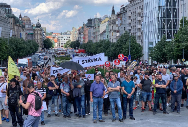 ВИДЕО: Фермеры протестуют в центре Праги — своим шествием ограничивают движение транспорта