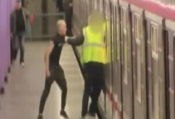 В Праге мужчина уснул в метро, а затем избил сотрудника, который его разбудил