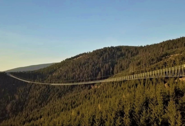 Самый длинный подвесной мост в мире в Долни Морава за месяц посетили 45 000 человек