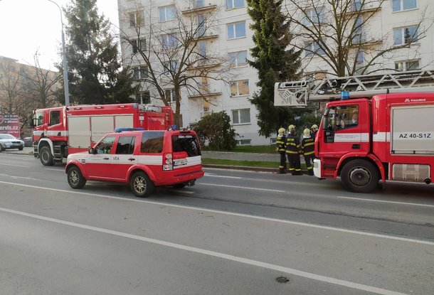Двухлетнюю девочку в Чехии спасатели снимали с подоконника на четвертом этаже, ее пьяный отец спал