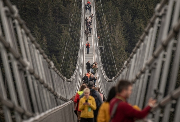 Мужчина умер после прогулки по самому высокому пешеходному мосту в Чехии