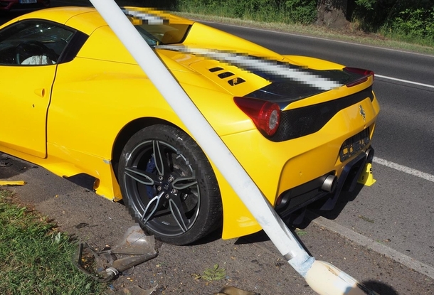 В Карловых Варах водитель Ferrari врезался в столб, ущерб — 2 миллиона крон