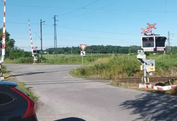 В Чехии женщина-водитель застряла на железнодорожном переезде и решила протаранить шлагбаум