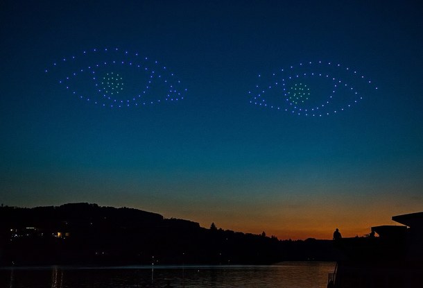 Театр на небе: в Чехии на зрителей «смотрели» гигантские глаза, состоящие из дронов