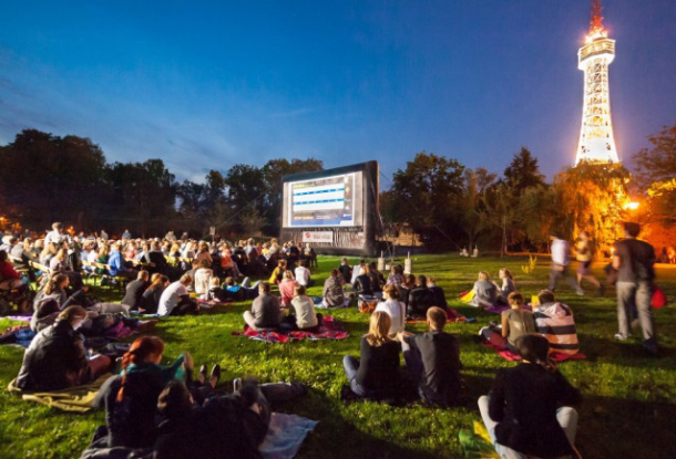 Кино под открытым небом в Чехии: Транспортная компания покажет двадцать фильмов бесплатно
