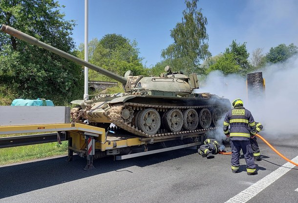 На кольцевой дороге в Праге загорелся автомобиль с танком