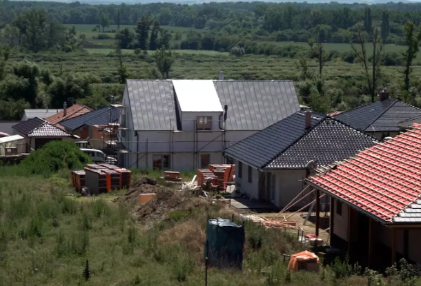Спустя год после торнадо в Чехии: Деревню Микульчице все еще отстраивают