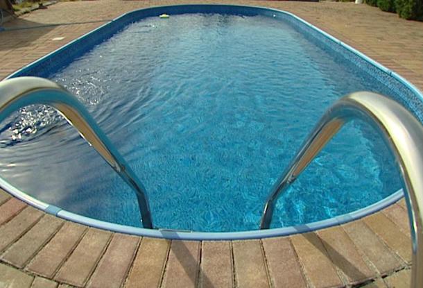 Маленький ребенок утонул в открытом бассейне в доме у Праги