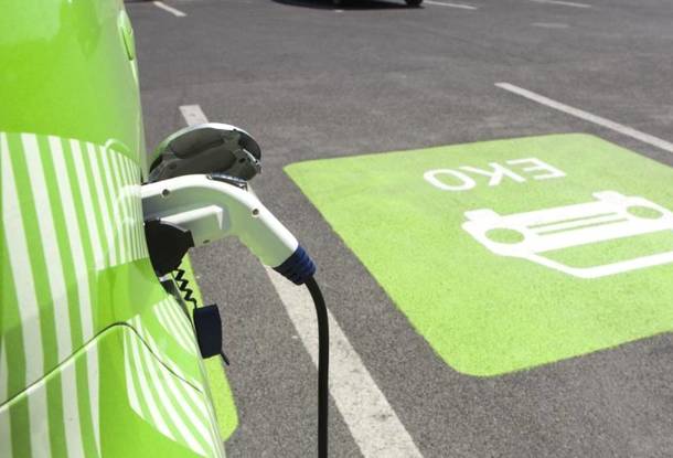 Прага планирует ограничить бесплатную парковку электромобилей