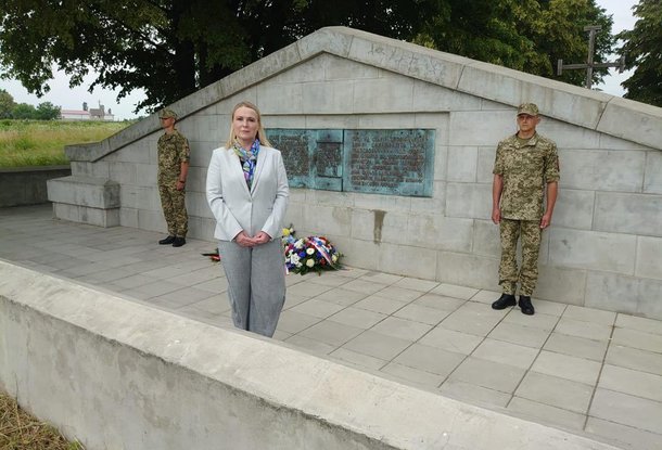 Министр обороны Чехии Яна Чернохова почтила память павших чехословацких легионеров в Украине
