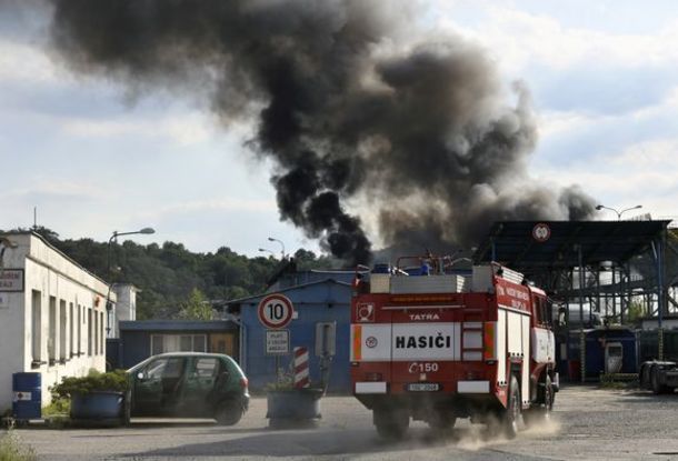 Тушить крупный пожар в Кралупах у Праги будут весь день 6 июля