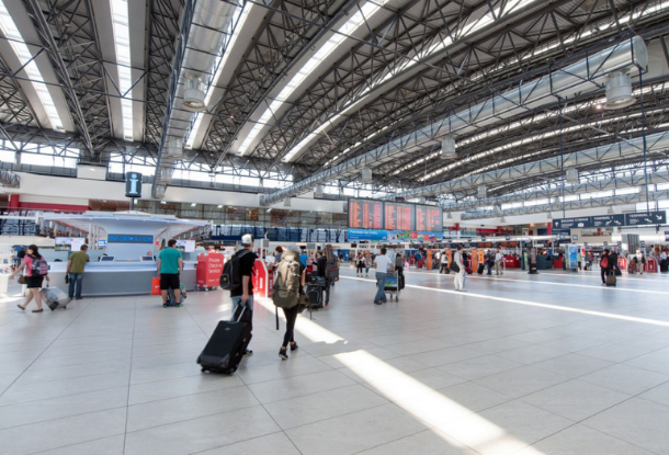 Пражский аэропорт перегружен большим количеством пассажиров. Регистрация на рейс занимает больше времени