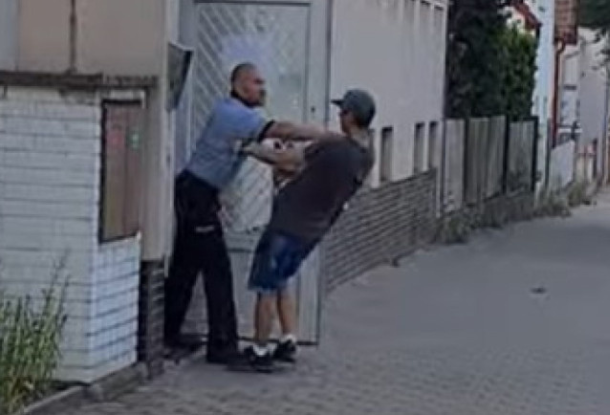 ВИДЕО: Провокатор довел чешского полицейского настолько, что тот его избил