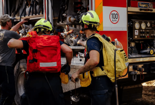 Фото: «20 литров воды на плечи и вперёд!» — как пожарные тушат труднодоступный огонь в окрестностях Грженска