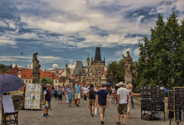 Еще не все иностранные туристы «вернулись» в Прагу. Зато чешских стало больше