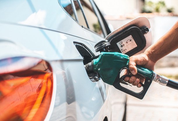 Средняя цена бензина в Чехии упала ниже 42 крон