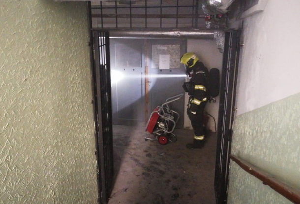 В подвале жилого дома в Праге загорелся электросамокат. Пострадал один человек