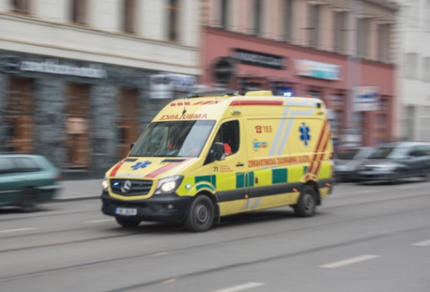 В Праге машина скорой помощи сбила пешехода — тот тяжело ранен 