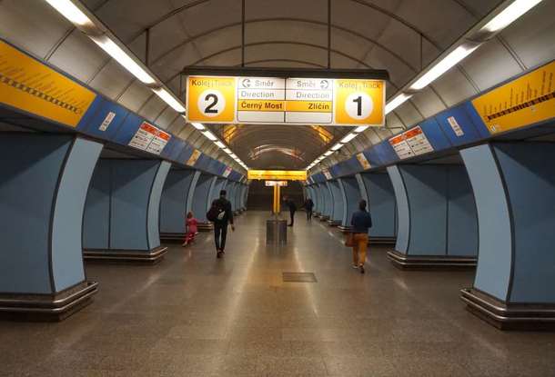 Мужчина упал под поезд на станции метро «Высочанска» в Праге