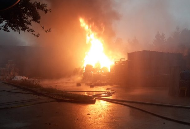 Ущерб от крупного пожара в складских помещениях в поселке Зарыбы превысит 60 миллионов крон