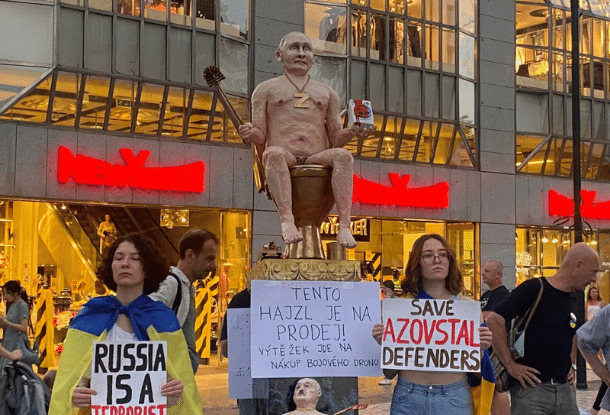 «Продаётся Путин!». Вырученные средства с продажи карикатурной статуи президента РФ пойдут на боевой дрон для Украины