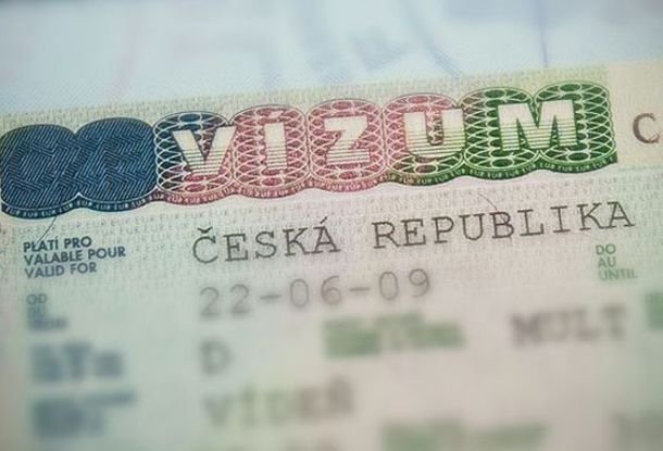 Компромисс: Евросоюз не прекратит выдачу виз россиянам, но усложнит этот процесс