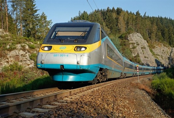 В Чехии чуть не столкнулись скоростной и пассажирский поезда