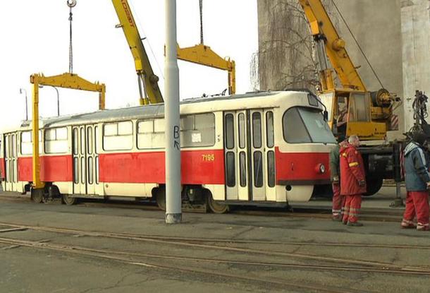 Прага отправляет списанные трамваи и автобусы в Украину