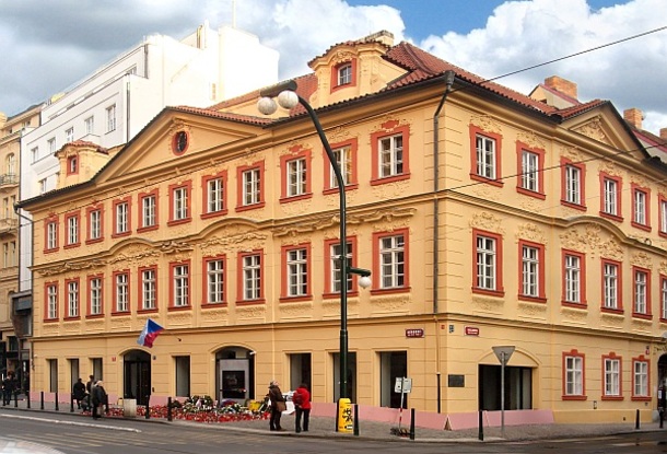 Адвоката в Праге подозревают в присвоении 50 миллионов крон у клиентов