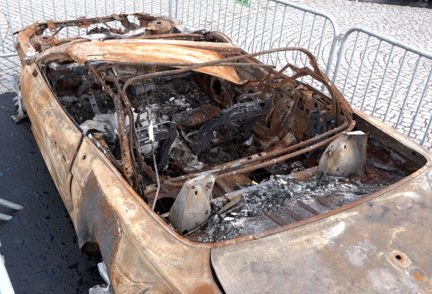 Выжить любой ценой: В Праге выставили обломки украинских гражданских авто, которые побывали под обстрелами