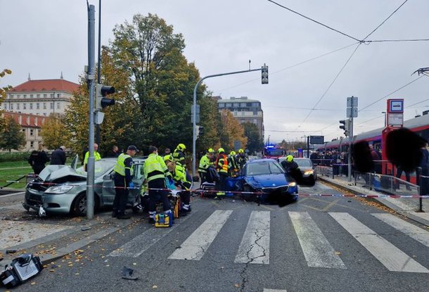 Пять человек пострадали в крупном ДТП в центре Праги
