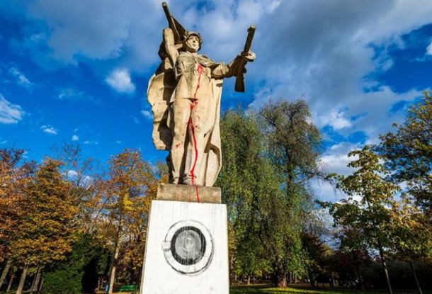 В Чехии неизвестный повредил статую красноармейца, разрисовав пьедестал под стиральную машину