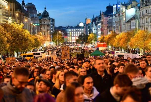 Тысячи людей собрались в Праге, чтобы поддержать ЛГБТ+