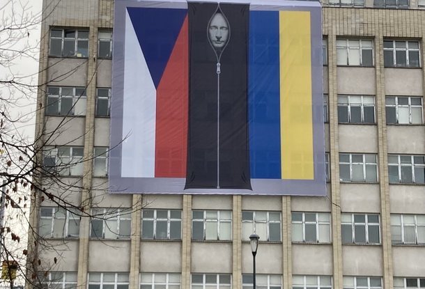 Чешские политики критикуют флаг с изображением Путина в мешке для трупов