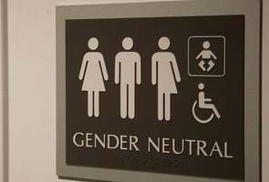 Wc-toalety-zachody-genderove-neutralni-binarni_denik-630-16x9