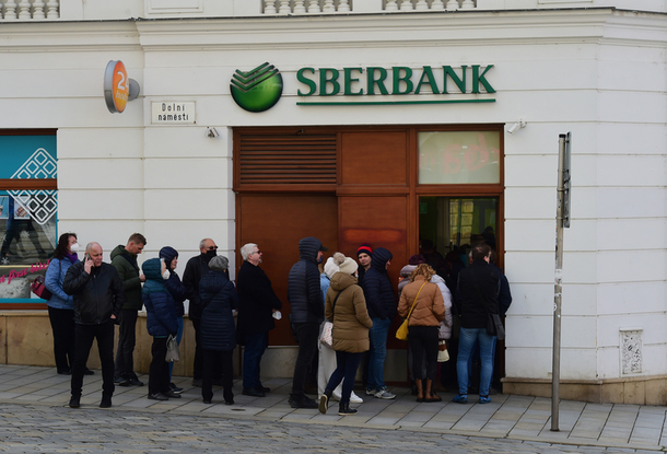 Продажа кредитов Sberbank CZ осложняется санкциями и недовольными кредиторами