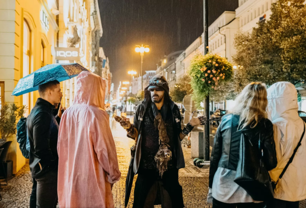 Экскурсия по уголкам преступной Праги с бездомным Каримом (на чешском)